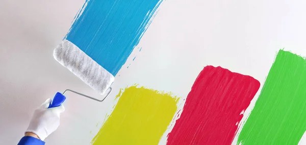 Pintura Mão Pintor Profissional Amostras Multicoloridas Com Rolo Uma Parede — Fotografia de Stock