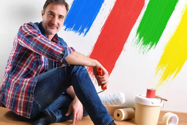 Uomo Seduto Pavimento Parquet Preparato Con Materiale Vernice Ridipingere Sua — Foto Stock