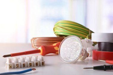 Bir tablo ve bir pencere içinde belgili tanımlık geçmiş elektrik malzeme ile kompozisyon. Yatay kompozisyon. Önden Görünüm.