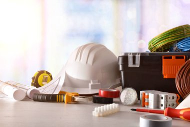 Elektrikçi elektrik ekipman ve yükleme çizimleri ile bir pencere içinde belgili tanımlık geçmiş ile Ofis Masası. Yatay kompozisyon. Önden Görünüm.