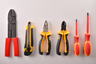 Araçlar üzerinde beyaz masa üstten görünüm hizalı. Yatay kompozisyon. Üstten Görünüm.