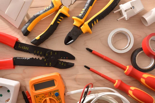 Çeşitli elektrik araçlar ahşap bir masa üzerine kapatın. Yatay kompozisyon. Üstten Görünüm.