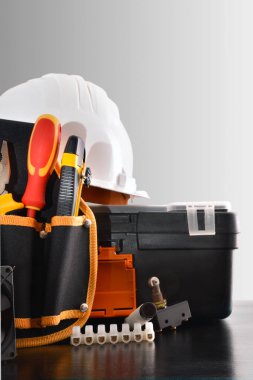 Siyah masada elektrik ve araçları ile kompozisyon. Dikey kompozisyon. Önden Görünüm.