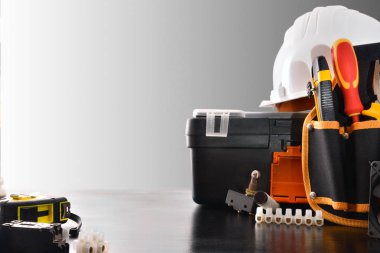 Siyah masada elektrik ve araçları ile kompozisyon. Yatay kompozisyon. Önden Görünüm.