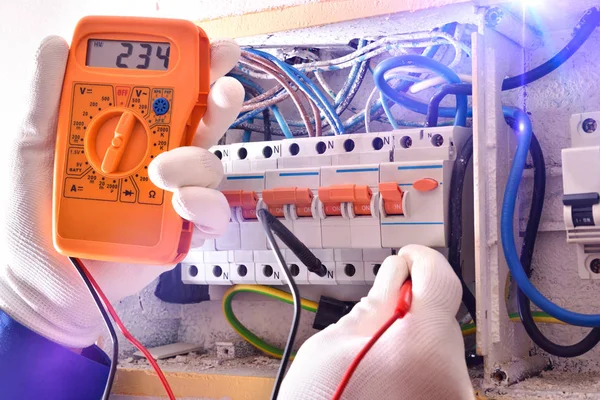 Instalator Elektryki Elementami Ochronnymi Dokonywanie Pomiarów Elektrycznych Skrzynce Elektrycznej Testerem — Zdjęcie stockowe