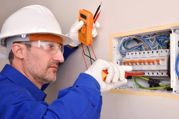 Instalator Elektryki Elementami Ochronnymi Praca Domu Panel Elektryczny — Zdjęcie stockowe