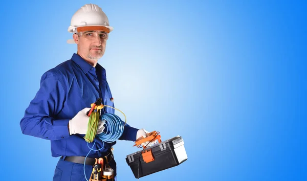 青いオーバー オールと安全性の保護と分離された青のグラデーション背景にツールの制服を着た電気技師 フロント ビュー — ストック写真
