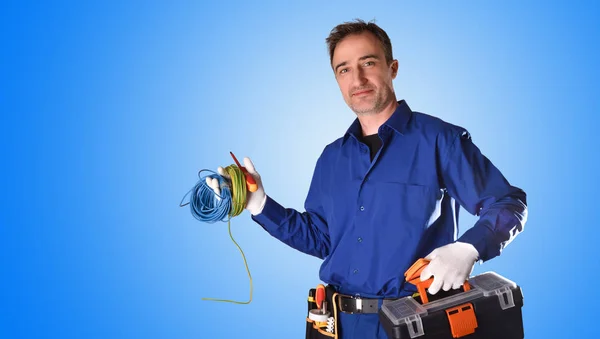 Arka plan üniformalı elektrikçi ile araçları ve elektrik ekipman ve mavi arka plan ile. Önden Görünüm. Yarım vücut