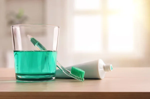 Concept hygiène buccale sur table en bois dans la salle de bain à la maison — Photo