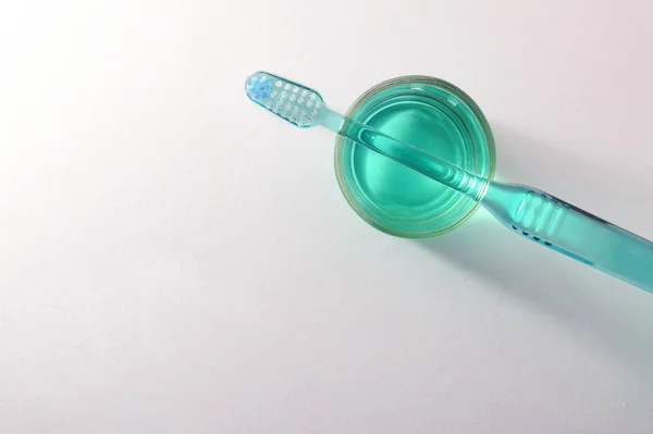 Igiene orale concetto con spazzolino da denti su vetro con collutorio t — Foto Stock
