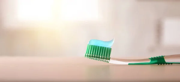 Higiena jamy ustnej ze szczoteczka do zębów pastą na stole w każdym — Zdjęcie stockowe