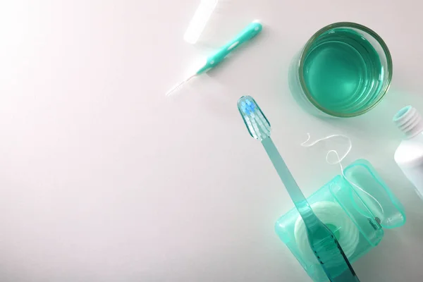 Persoonlijke producten en hulpmiddelen voor het reinigen van de mond top bekijken — Stockfoto