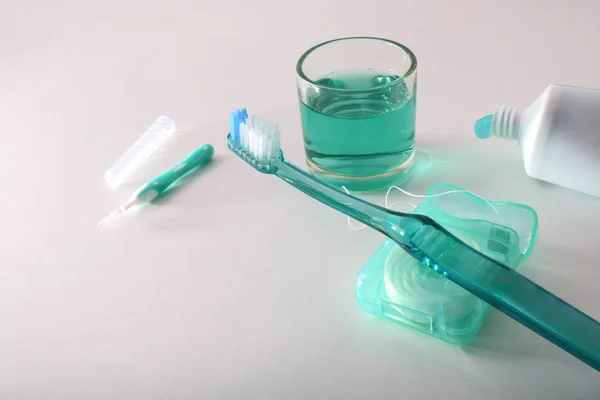 Persoonlijke producten en hulpmiddelen voor het reinigen van de mond verheven weergave — Stockfoto