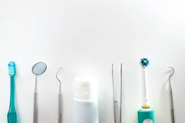 Beyaz masa üstündeki ağız hijyeni için aletler
