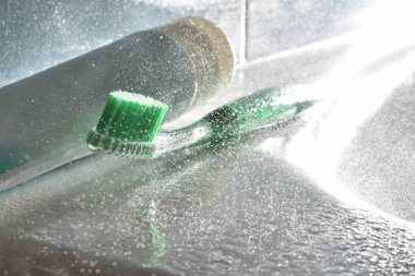 Banyo ve su spreyi yükseltilmiş görünümü üzerinde diş fırçası