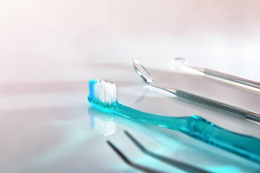 Mavi diş fırçası ve araçları ile beyaz dişçi masası