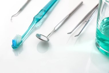Araç ve diş temizleme konsepti GA ile beyaz dişçi masası