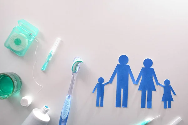 Concepto higiene dental familiar con herramientas sobre mesa blanca — Foto de Stock
