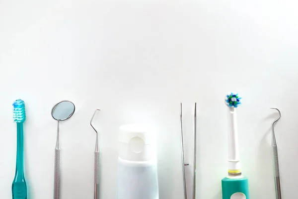 Ferramentas para higiene oral em tampo de mesa branco — Fotografia de Stock