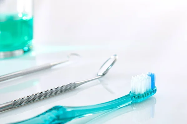 Witte tandarts tafel met gereedschap en tanden reiniging concept detail — Stockfoto