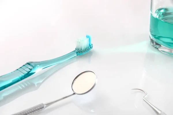 Белый стоматолог стол с инструментами и концепция чистки зубов лифта — стоковое фото
