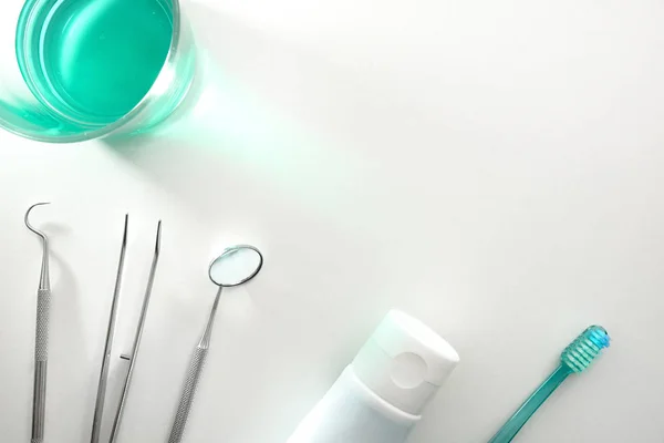 Mesa de dentista branco com ferramentas e top conceito de limpeza de dentes — Fotografia de Stock