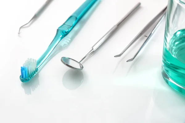Witte tandarts tafel met gereedschap en tanden reiniging concept elevat — Stockfoto
