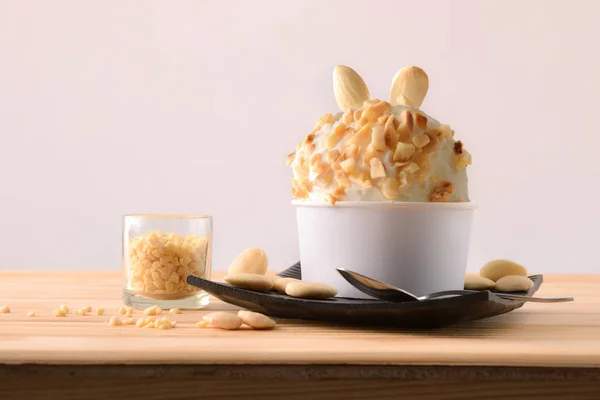 Almond ice cream cup decorated with almond pieces — Stock Photo, Image