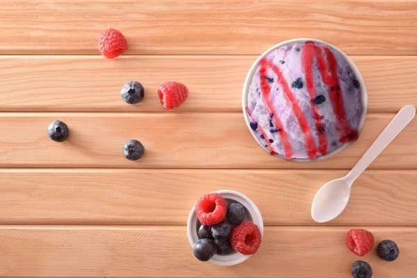 浆果冰淇淋杯装饰蓝莓和覆盆子 — 图库照片