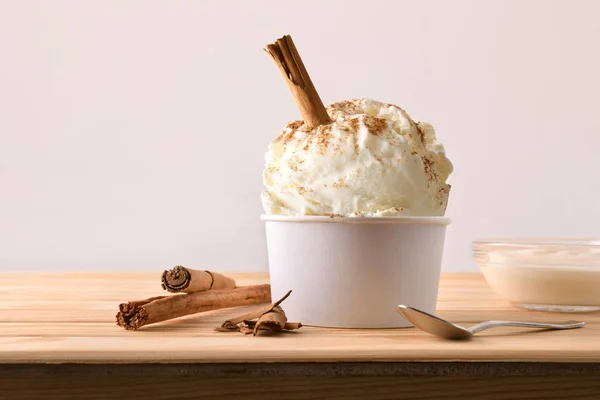 Cinnamon ice cream cup decorated with cinnamon sticks — Stock Photo, Image