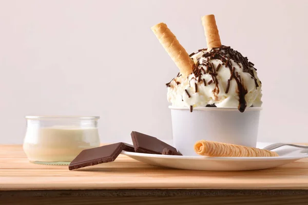 Cream and choco ice cream cup decorated with choco chips — Stock Photo, Image