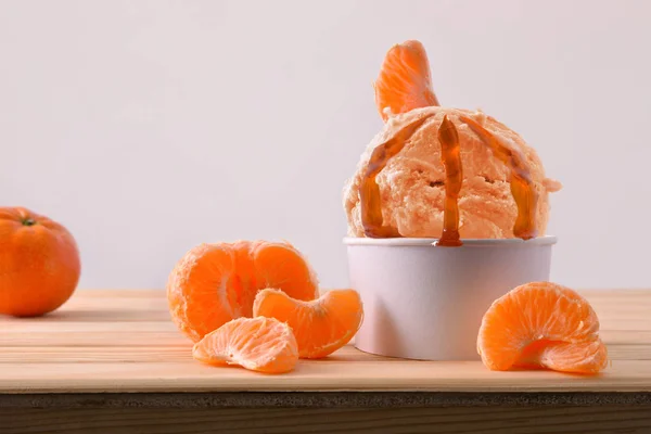 Copa de helado de mandarina decorada con cuñas de mandarina — Foto de Stock