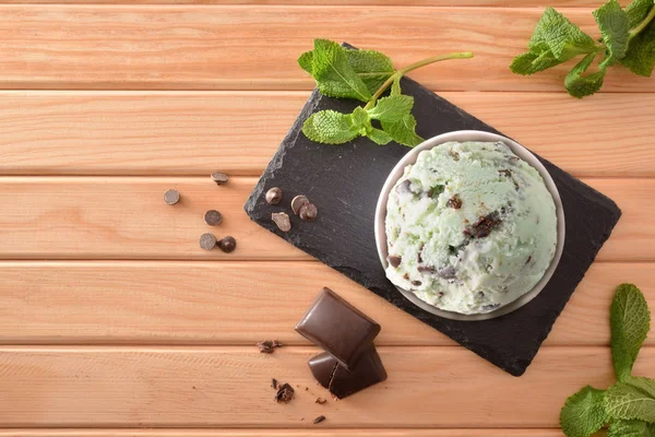 Copo de sorvete de hortelã e choco decorado com folhas top — Fotografia de Stock