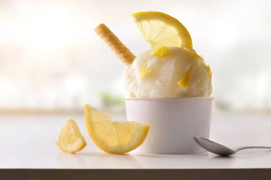 Mutfakta ev yapımı beyaz masada Limon dondurma fincan