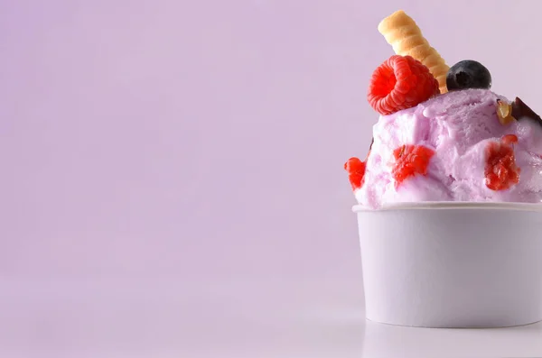 Bayas taza de helado en la mesa aislado de cerca — Foto de Stock