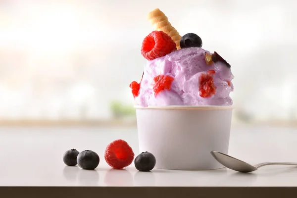 Xícara de sorvete de bagas na mesa branca caseiro na cozinha — Fotografia de Stock