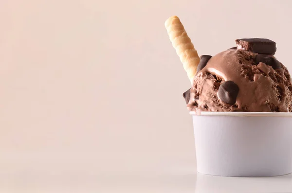 Copa de helado de chocolate en la mesa aislado de cerca — Foto de Stock