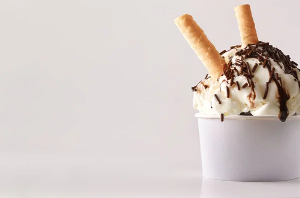 Helado con taza de choco en la mesa aislado de cerca — Foto de Stock