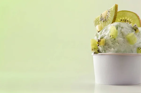 Kiwi Ice Cream Cup på bord isolerad närbild — Stockfoto