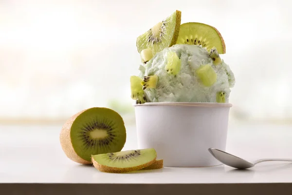 Kiwi Ice Cream Cup på vitt bord hemlagad i köket — Stockfoto