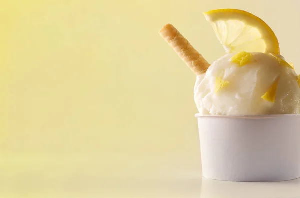 Copa de helado de limón en la mesa aislado de cerca — Foto de Stock