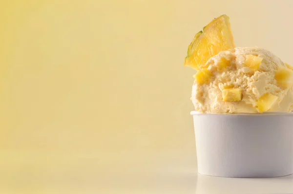 Ananas Ice Cream Cup på bord isolerad närbild — Stockfoto