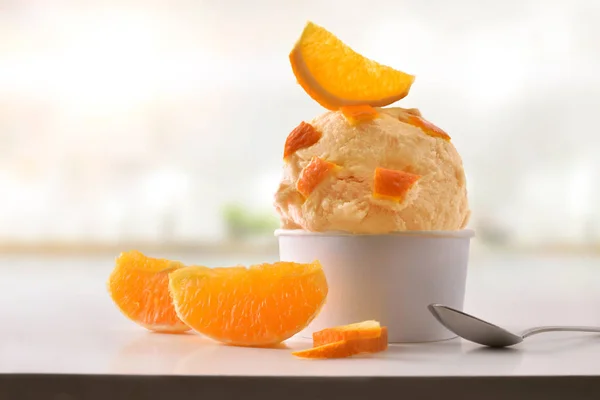 Copa de helado de naranja en la mesa blanca casera en la cocina — Foto de Stock