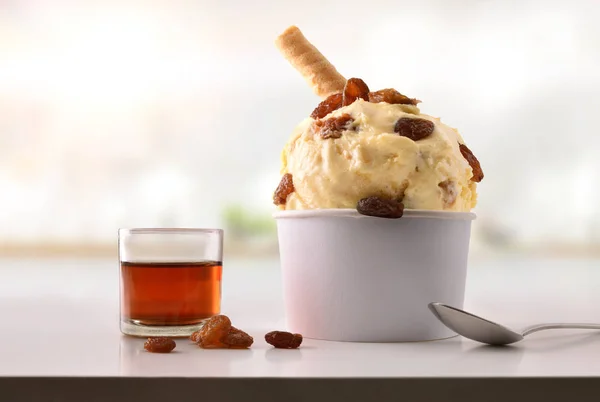 Mutfakta ev yapımı beyaz masada kuru üzüm dondurma fincan