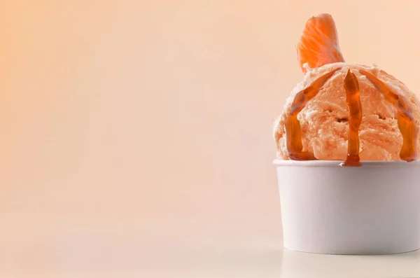 Taza de helado de mandarina en la mesa aislado de cerca — Foto de Stock