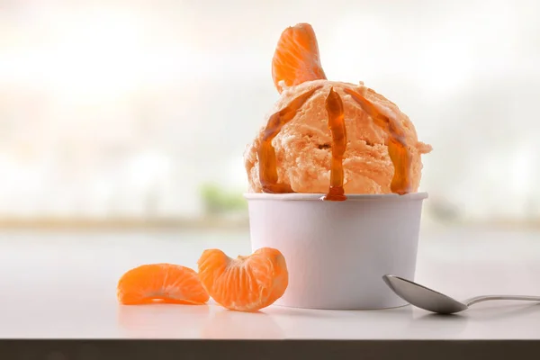 Taza de helado de mandarina en la mesa blanca casera en la cocina — Foto de Stock