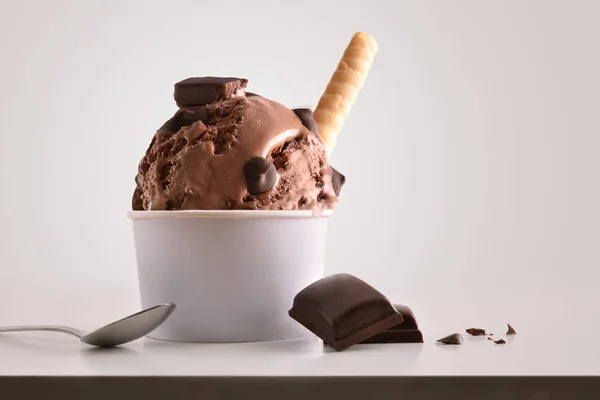 Состав шоколадного мороженого в бумажной чашке — стоковое фото