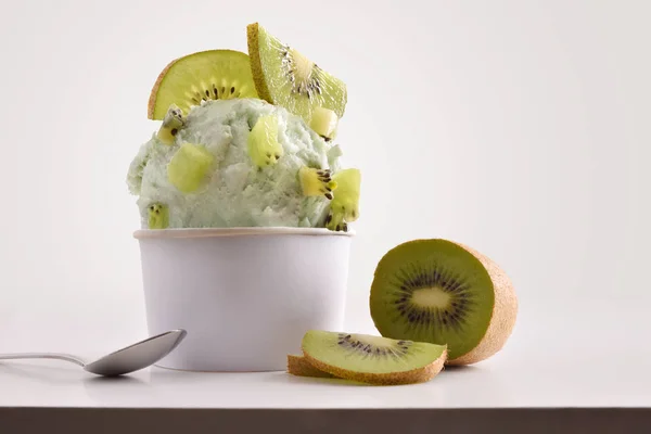 Sammansättningen av Kiwi Ice Cream Ball i Paper Cup — Stockfoto