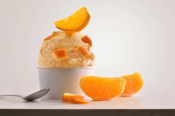 Sammansättning av orange Ice Cream Ball i Paper Cup — Stockfoto