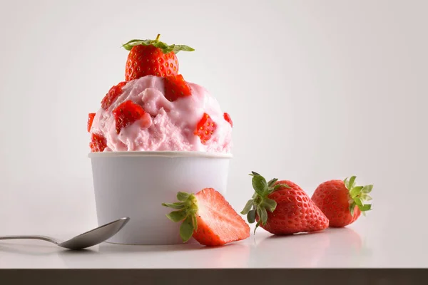 Composição de bola de sorvete de morango em copo de papel — Fotografia de Stock